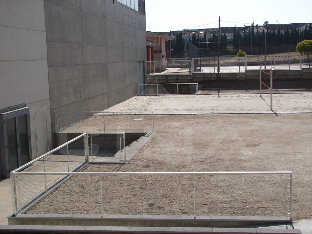 Construcción de pista de voley-playa, en el pabellón Teodoro Casado, en Cáceres