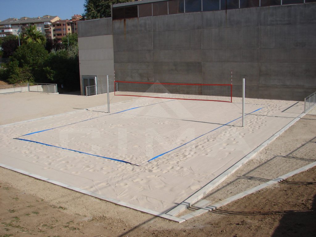 Construcción de pista de voley-playa, en el pabellón Teodoro Casado, en Cáceres