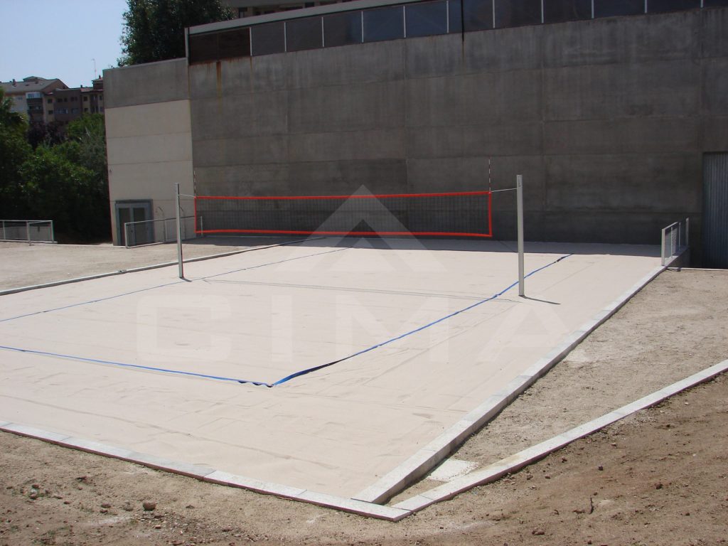 Construcción de pista de voley-playa, en el pabellón Teodoro Casado, en Cáceres