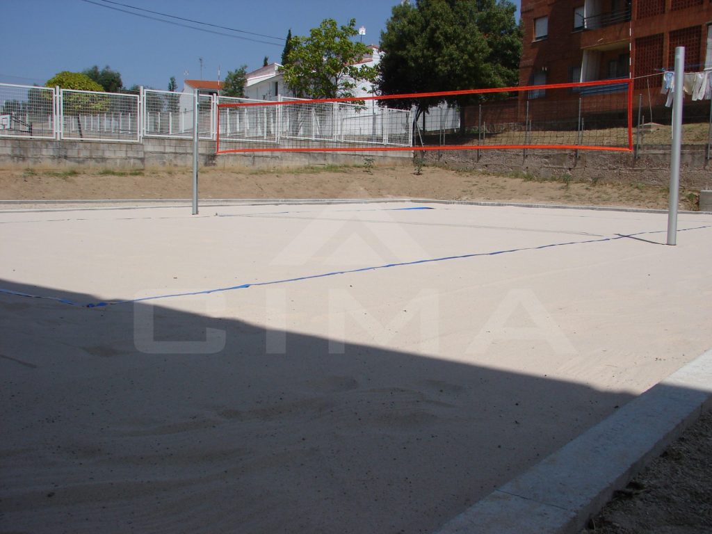 Construcción de pista de voley-playa, en el pabellón Teodoro Casado, en Cáceres