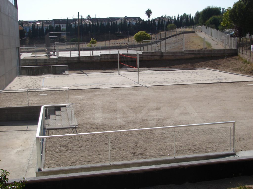 Construcción de pista de voley-playa, en el pabellón Teodoro Casado, en Cáceres