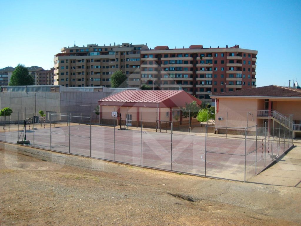 Cerramiento de pista deportiva en el C.P. 'El Vivero', en Cáceres
