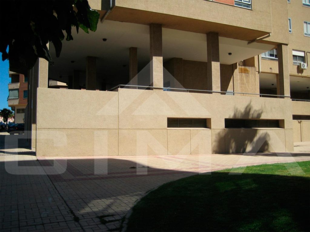 Reparaciones en la fachada del edificio 'Las Azucenas', en Cáceres