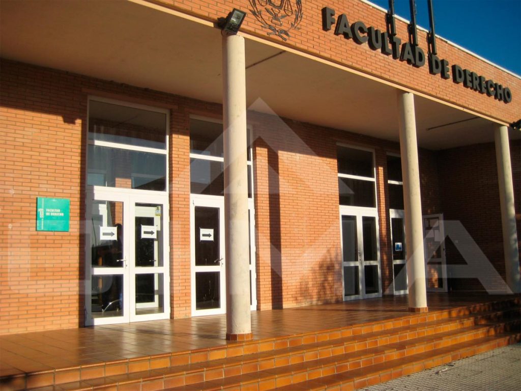 Puertas de PVC y aluminio en la Facultad de Derecho de Cáceres